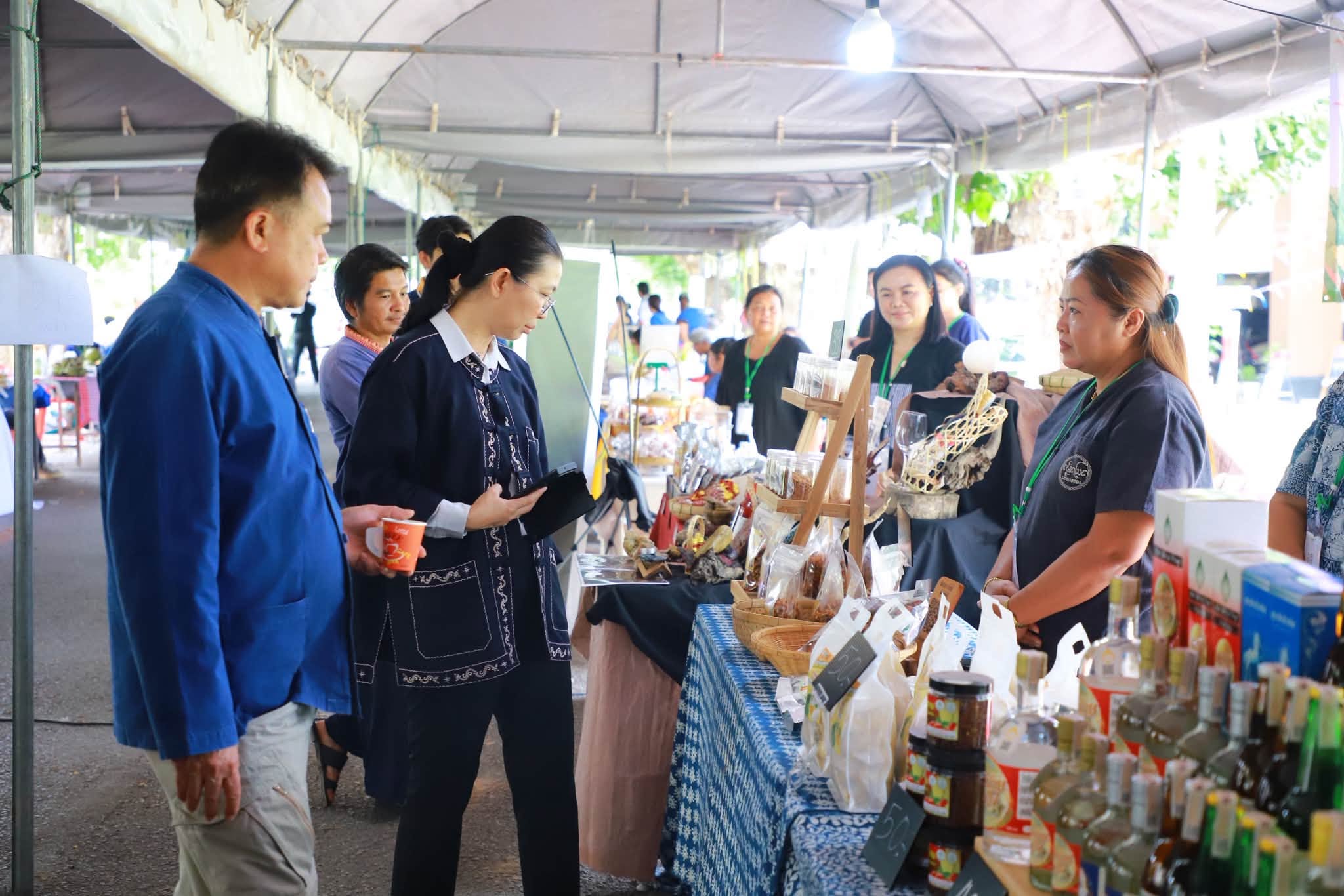 title - รองเลขาธิการ ส.ป.ก. ลุยเยี่ยมร้านค้า พร้อมร่วมเสวนา ดันเกษตรกรในเขตปฏิรูปที่ดินสู่ “เกษตรกรรมยั่งยืน”